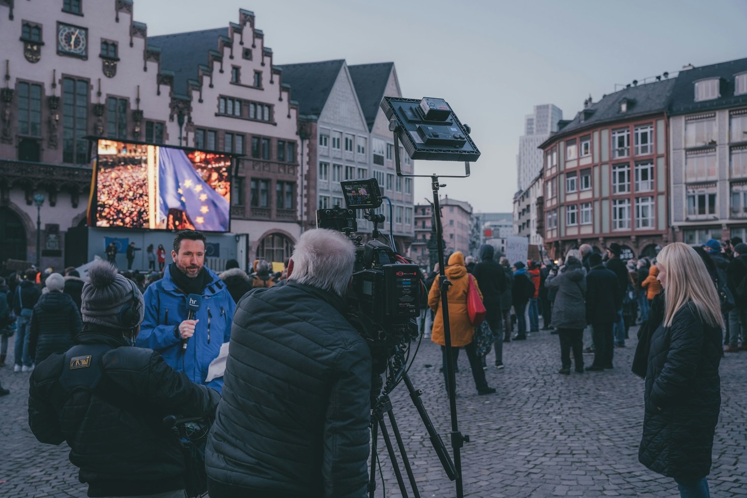 Navigating Today’s Fast-Paced American Media Landscape with Confidence